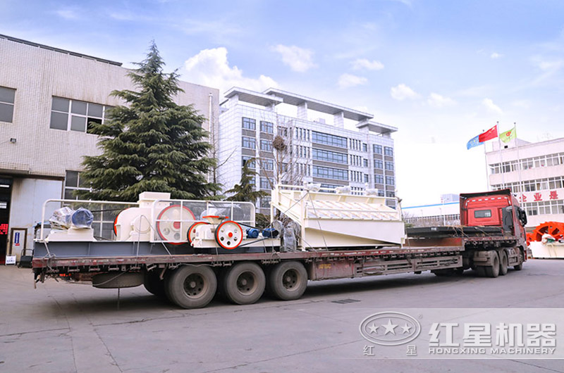 花岗岩对辊破碎机设备装车发货 花岗岩对辊破碎机设备装车发货