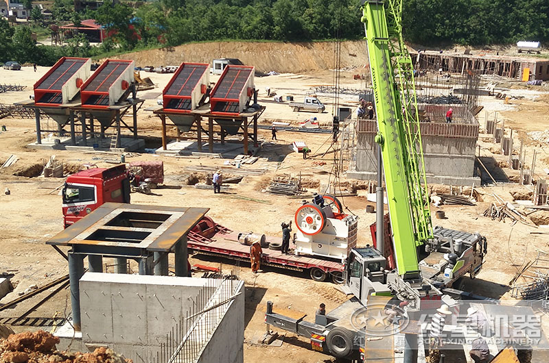 大型固定式破碎设备碎石生产线安装现场 大型固定式破碎设备碎石生产线安装现场